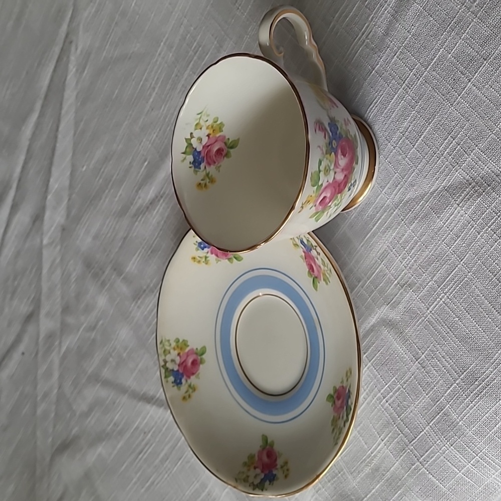 Royal Stafford teacup and saucer - Picture 3 of 6
